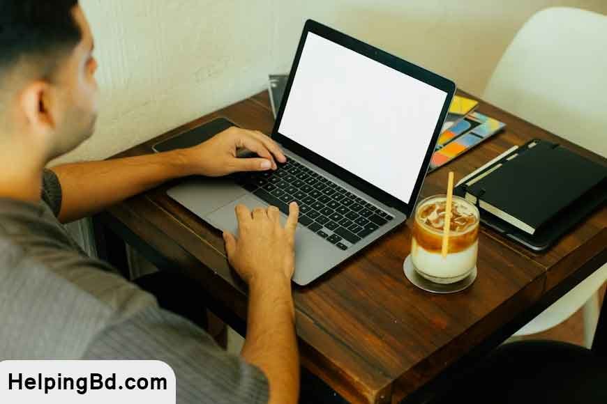বাংলাদেশে ফ্রিল্যান্সিং করে ঘরে বসে কাজ করার দৃশ্য